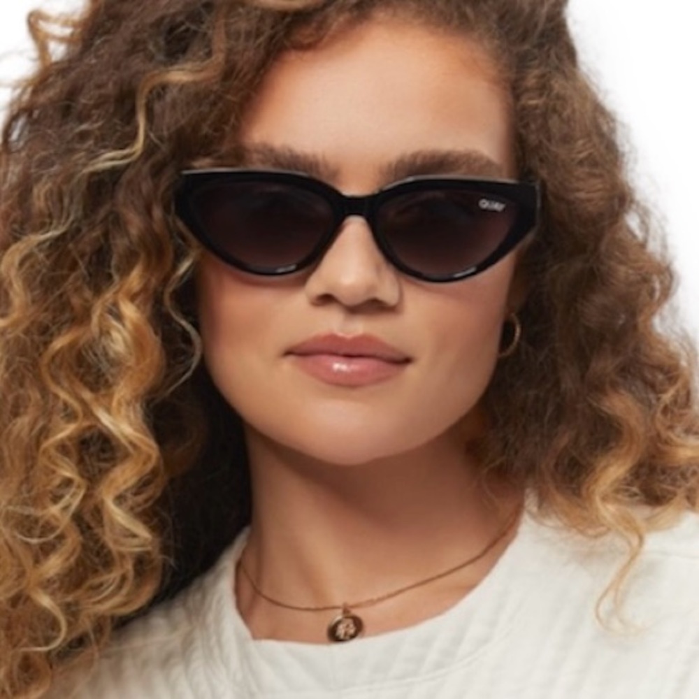 QUAY Narrow Down Sunglasses Polarized Black Frame Smoke Gradient Lenses NWT